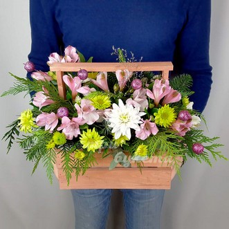 Альстромерии и хризантемы в ящичке