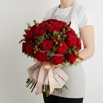 Букет из роз и рубуса