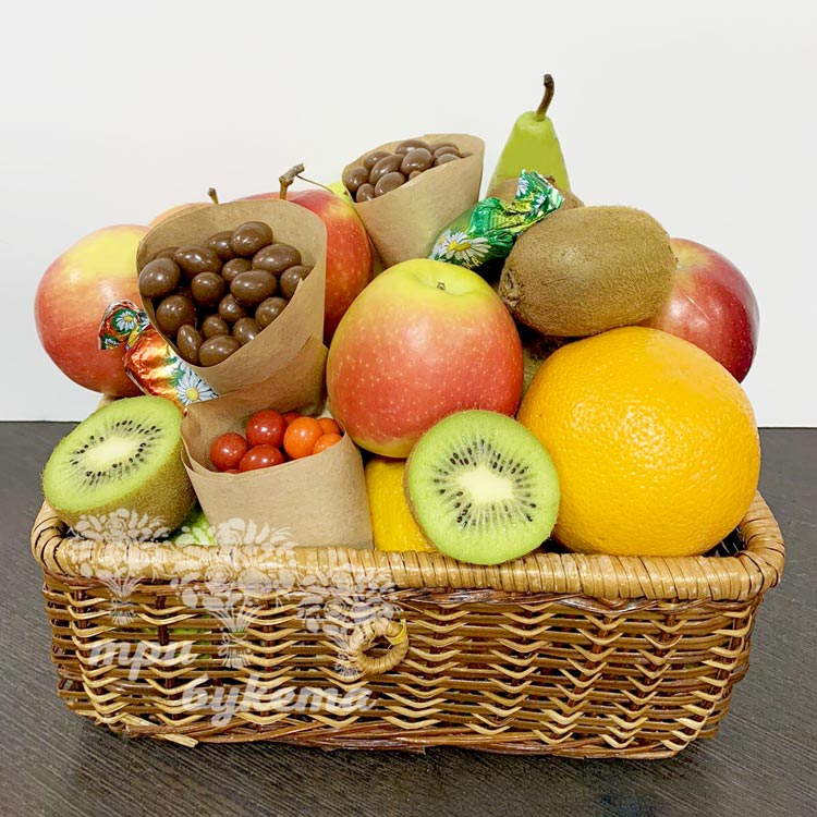 Фруктовая корзина с апельсинами, киви и грушами