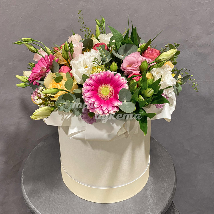 Герберы и розы в коробке