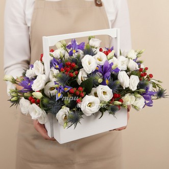 Ирисы и эустомы в ящичке