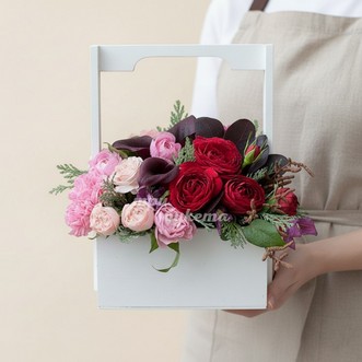 Каллы и розы в ящичке