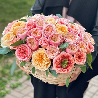 Корзина пионовидных роз