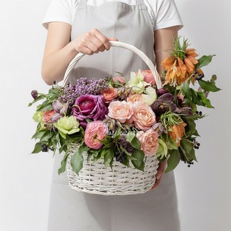 Корзина роз и ранункулюсов