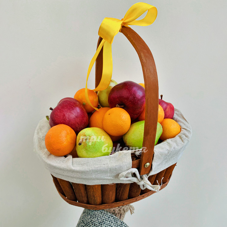 Фруктовая корзина с яблоками
