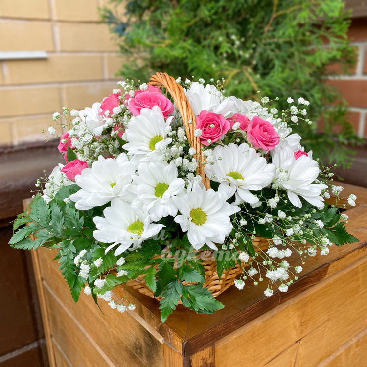 Корзина с белыми хризантемами