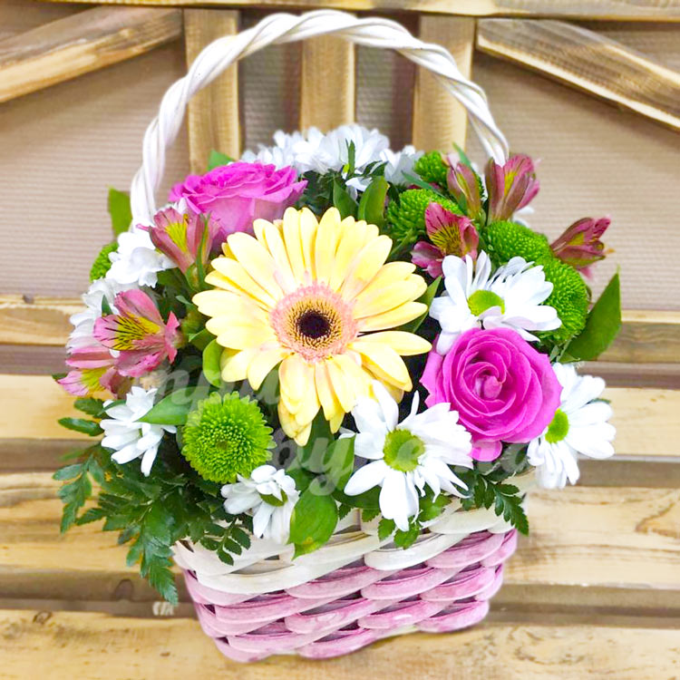 Корзина с герберами и розами