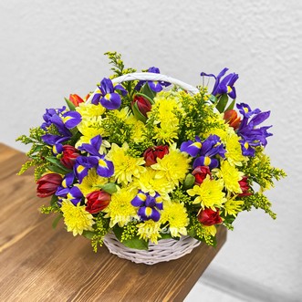 Корзина ирисов и хризантем