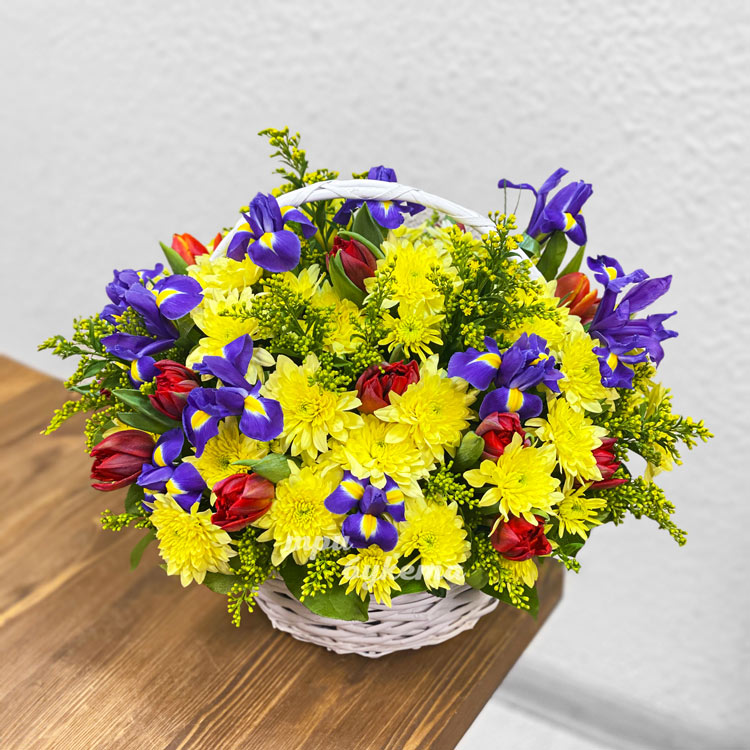 Корзина с ирисами и хризантемами