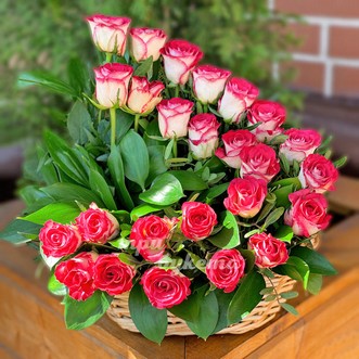 Корзина с красными розами