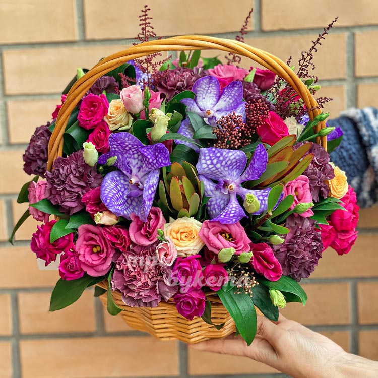 Корзина с орхидеями и розами