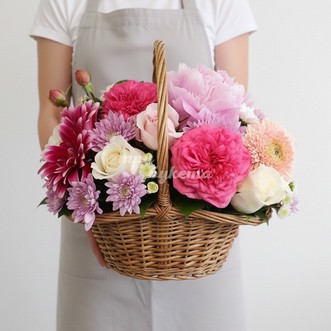 Корзина пионов и хризантем