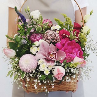Корзина пионов и орхидей