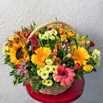 Корзина хризантем с подсолнухом