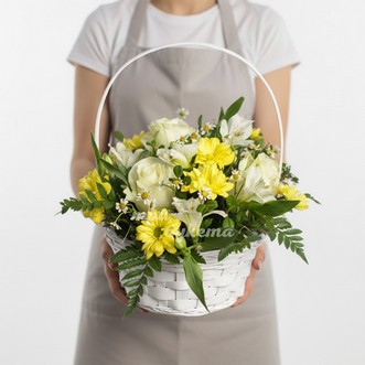 Корзина с ромашками и розами