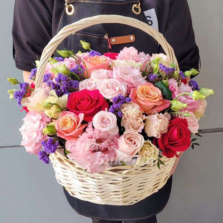 Корзина с розами и лимониумом