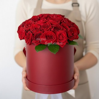 Красные розы в коробке