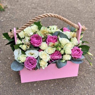 Кустовые розы в ящичке