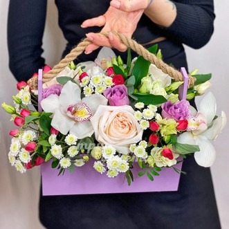 Орхидеи и хризантемы в ящичке