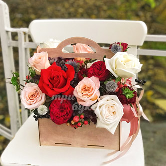 Пионовидные и куст. розы в ящичке