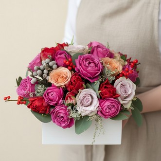 Пионовидные розы в ящичке