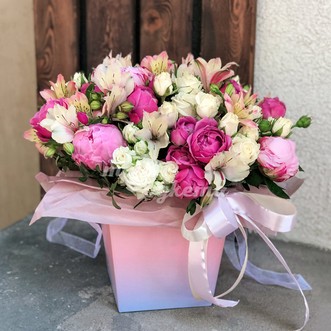 Пионы и альстромерии в коробке