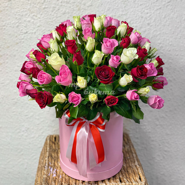 Разноцветные розы в коробке