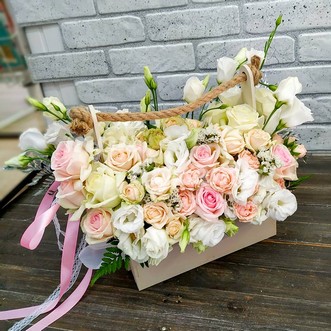 Розы и эустомы в ящичке