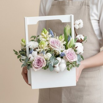 Розы и гиацинты в ящичке