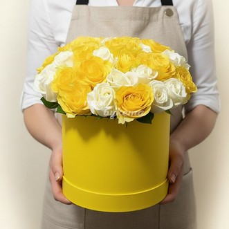 Желтые и белые розы в коробке