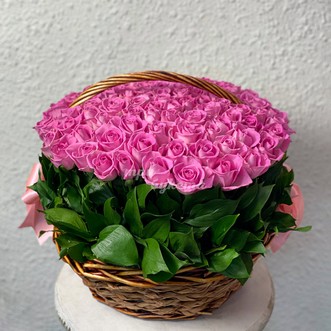 101 розовая роза в корзине