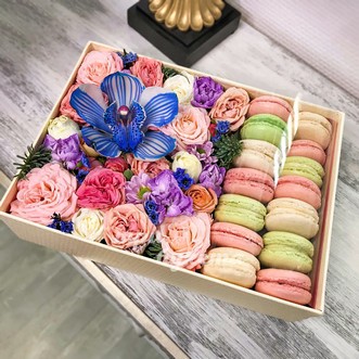 14 макарун с розами и орхидеями