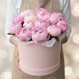 15 розовых пионов в коробке