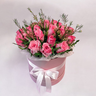 19 розовых роз в коробке