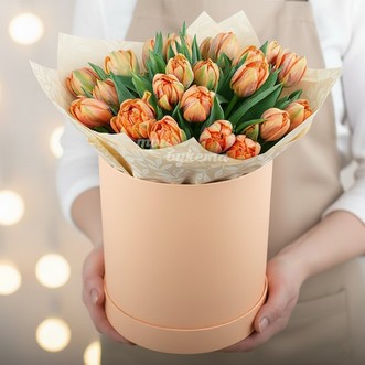 25 оранжевых тюльпанов в коробке