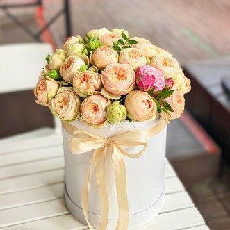 25 пионовидных роз в коробке