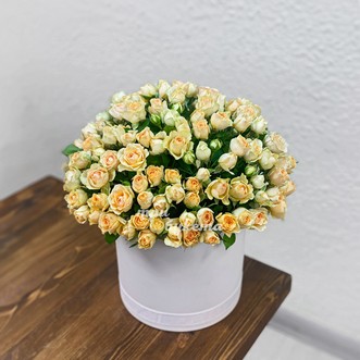 39 кустовых роз в коробке