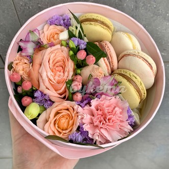 5 макарун с розами и гвоздиками