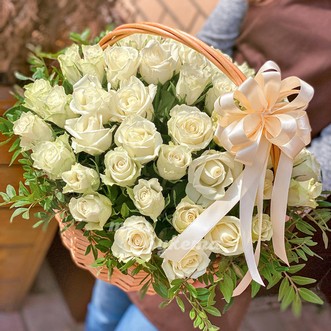 51 белая роза в корзине