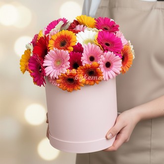 51 гербера в шляпной коробке