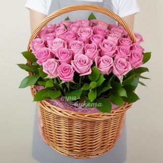 51 розовая роза в корзине