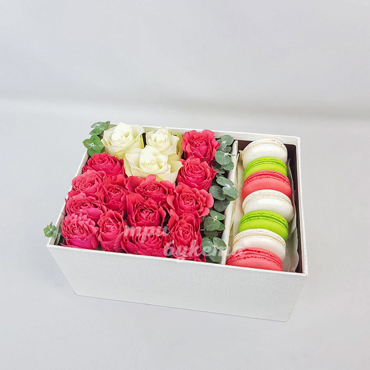 7 макарун с розовыми розами