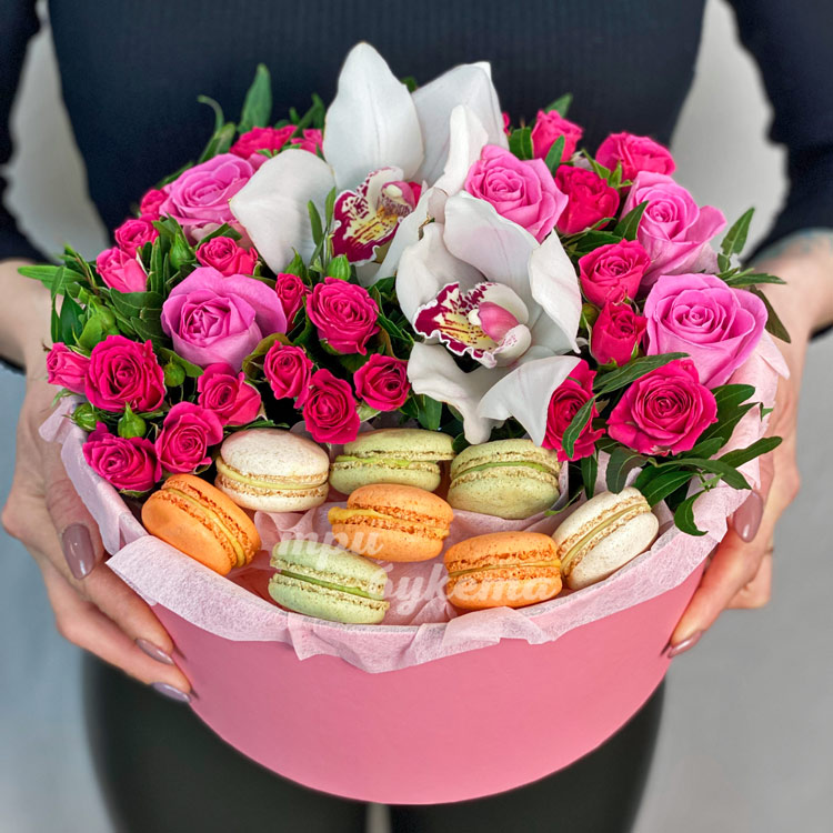 8 макарун с кустовыми розами