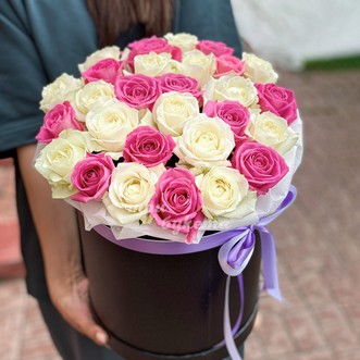 Белые и розовые розы в коробке