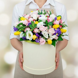 Ирисы и эустомы в коробке