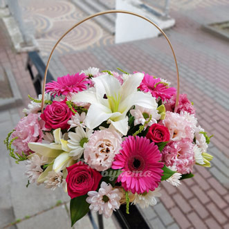 Композиция из лилий и гербер