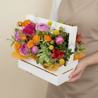 Композиция с пионами и розами