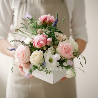 Композиция с розами и эустомой