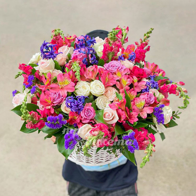 Корзина альстромерий и эустом