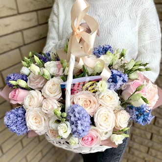 Корзина гиацинтов и эустом